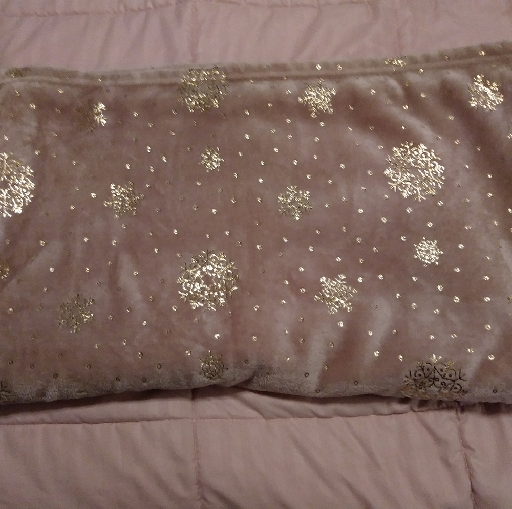 Essential Home throw